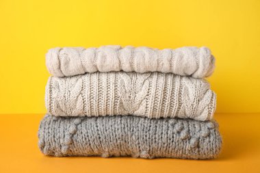 Renkli arka planda örülmüş süveter yığını