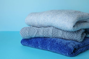 Arkaplanda sıcak örülmüş süveterler