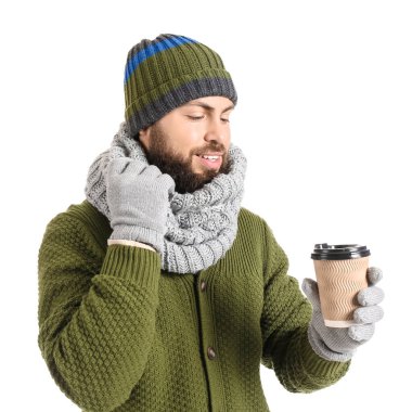 Kışın giyinmiş yakışıklı bir adam ve beyaz kahve izole edilmiş.