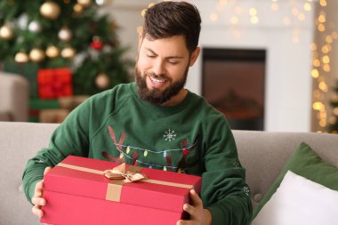 mutlu Noel hediyesi evde adamla