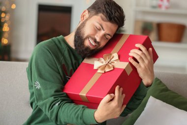 mutlu Noel hediyesi evde adamla