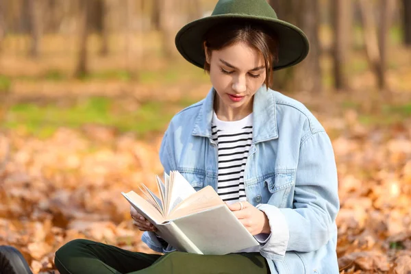 Portrait Fashionable Woman Reading Book Autumn Park — Stock Photo, Image