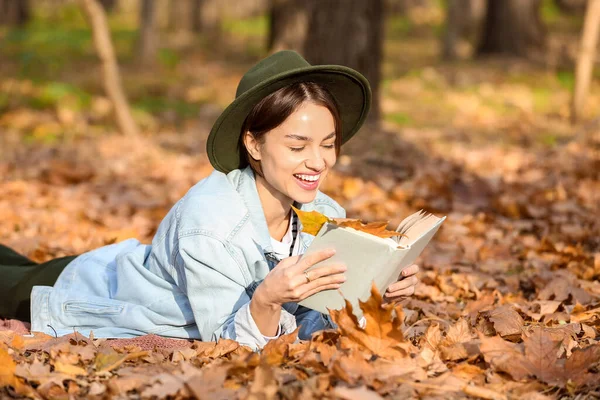 Mulher Feliz Deitado Folhas Outono Livro Leitura Parque — Fotografia de Stock