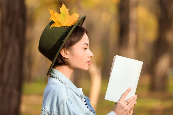Mulher Bonita Com Livro Usando Chapéu Feltro Com Folha Outono — Fotografia de Stock