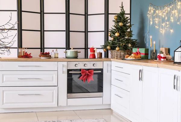 Beyaz Tezgahlı Şık Mutfak Küçük Noel Ağacı Katlanır Ekran — Stok fotoğraf