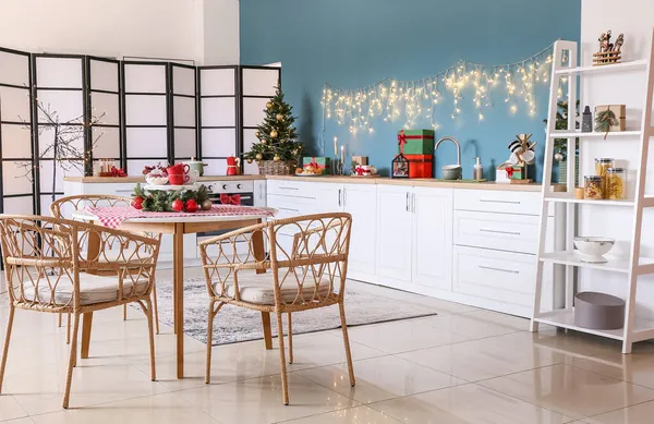 Interior Elegante Cocina Con Mostradores Blancos Pequeño Árbol Navidad Mesa — Foto de Stock