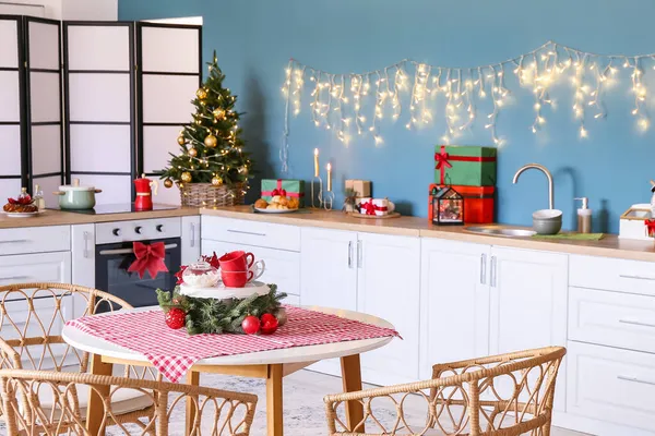 Mesa Jantar Com Cadeiras Vime Cozinha Decorada Para Natal — Fotografia de Stock