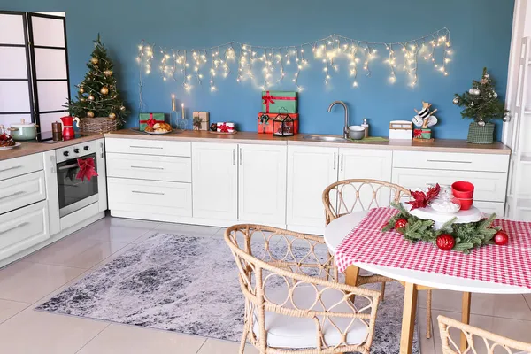 Interior Cozinha Elegante Com Balcões Brancos Pequenas Árvores Natal Parede — Fotografia de Stock