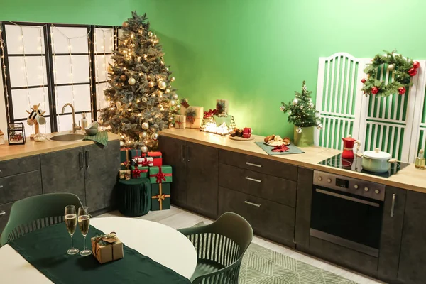 Interior Elegante Cocina Con Mostradores Verdes Árbol Navidad Mesa Comedor —  Fotos de Stock