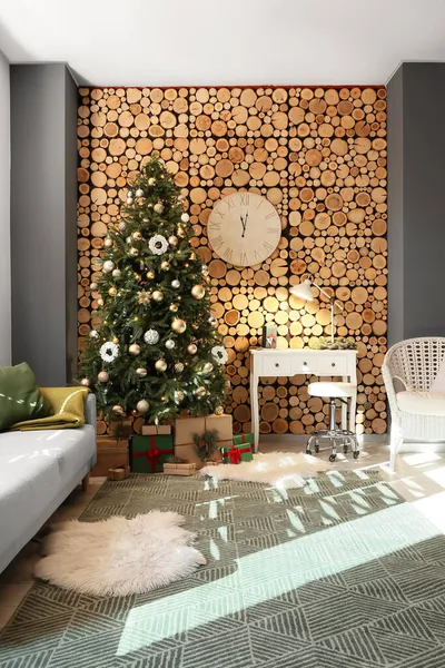 Interieur Des Wohnzimmers Mit Wunderschönem Weihnachtsbaum Und Modernem Arbeitsplatz — Stockfoto