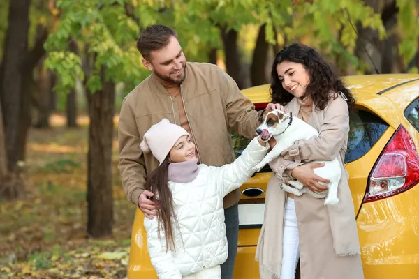 Genitori Felici Con Figlioletta Simpatico Cane Vicino Auto Gialla Giorno — Foto Stock