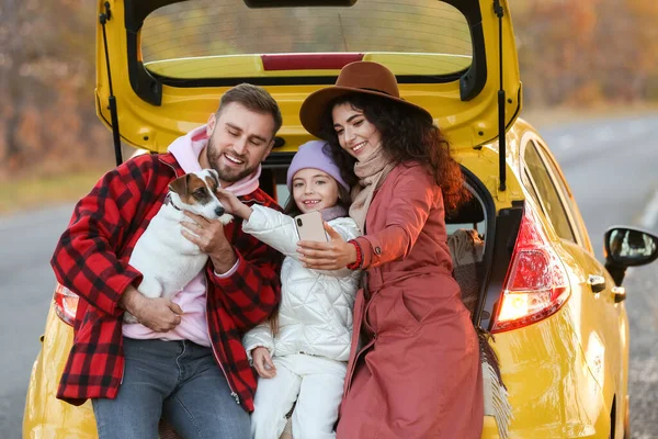 Ouders Met Kleine Dochter Schattige Hond Het Nemen Van Selfie — Stockfoto