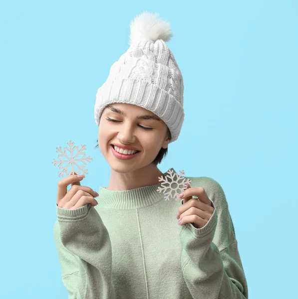 Mooie Jonge Vrouw Met Sneeuwvlokken Kleur Achtergrond — Stockfoto