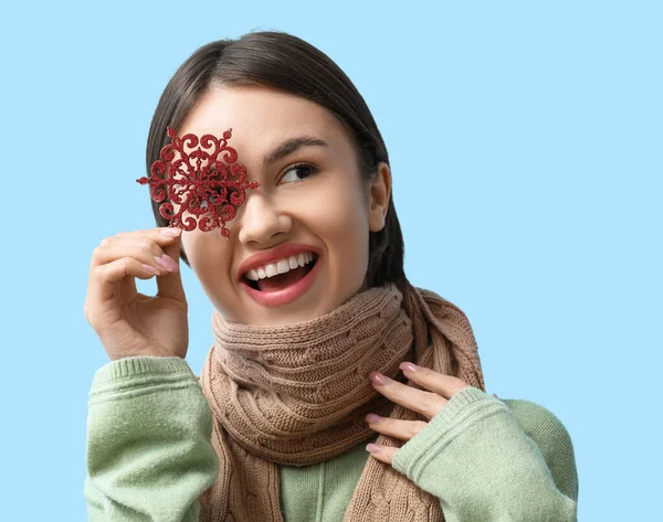 Schöne Junge Frau Mit Schneeflocke Auf Farbhintergrund — Stockfoto