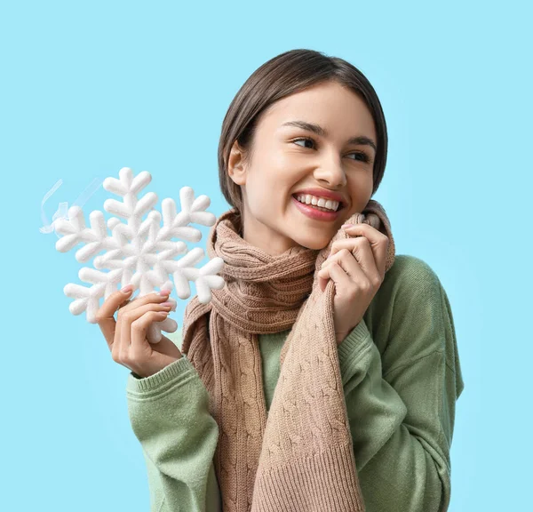 Mooie Jonge Vrouw Met Sneeuwvlok Kleur Achtergrond — Stockfoto