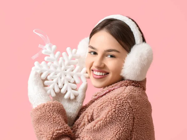 Mooie Jonge Vrouw Met Sneeuwvlok Pluizige Hoofdtelefoon Kleur Achtergrond — Stockfoto