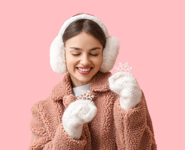 Mooie Jonge Vrouw Met Sneeuwvlokken Pluizige Hoofdtelefoon Kleur Achtergrond — Stockfoto