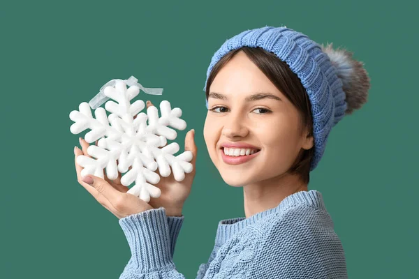 Mooie Jonge Vrouw Met Sneeuwvlok Kleur Achtergrond — Stockfoto