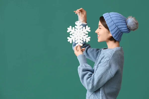 Hermosa Mujer Joven Con Copo Nieve Fondo Color —  Fotos de Stock