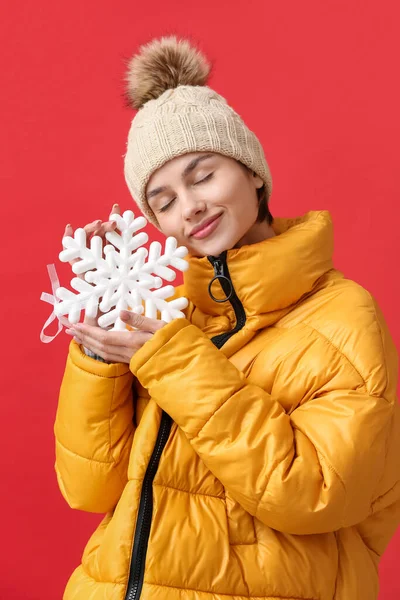 Schöne Junge Frau Mit Schneeflocke Auf Farbhintergrund — Stockfoto