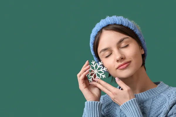 Mooie Jonge Vrouw Met Sneeuwvlok Kleur Achtergrond — Stockfoto