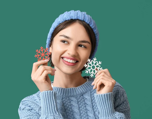 Belle Jeune Femme Avec Des Flocons Neige Sur Fond Couleur — Photo