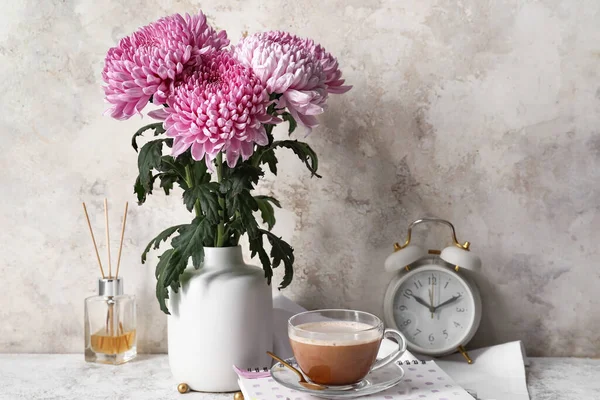 Jarrón Con Hermosas Flores Crisantemo Taza Café Reloj Despertador Mesa —  Fotos de Stock
