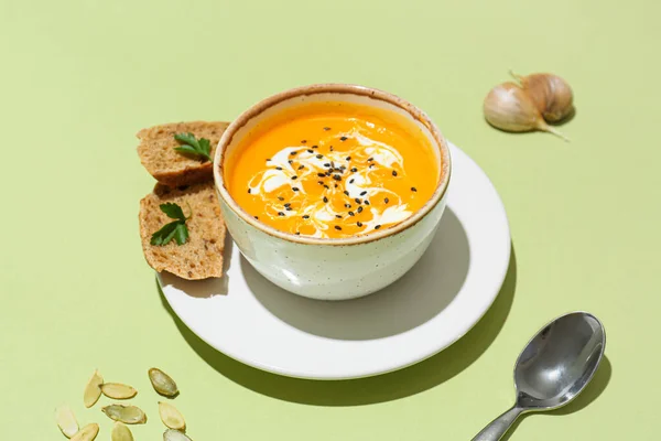 Bowl Delicious Pumpkin Cream Soup Seeds Color Background — Stock Photo, Image