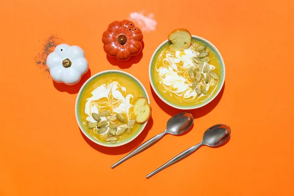Bowls Delicious Pumpkin Cream Soup Spices Color Background — Stock Photo, Image