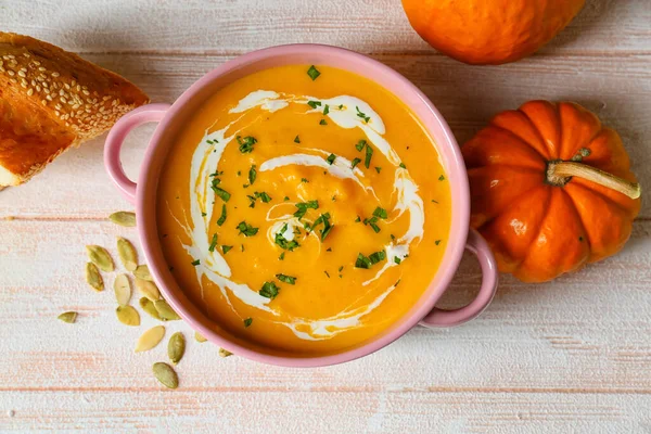 Pot Avec Délicieuse Soupe Crème Citrouille Sur Fond Bois Clair — Photo