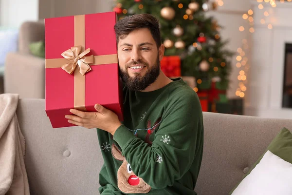 Hombre Feliz Con Regalo Navidad Casa — Foto de Stock