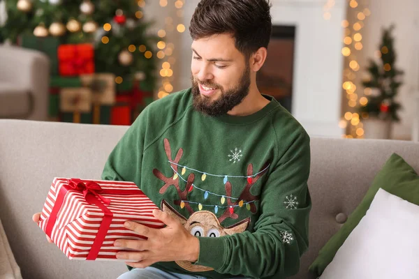 Homem Feliz Com Presente Natal Casa — Fotografia de Stock