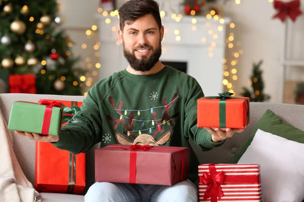 Щасливий Чоловік Різдвяними Подарунками Вдома — стокове фото