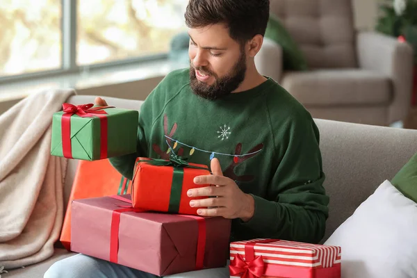 Homem Feliz Com Presentes Natal Casa — Fotografia de Stock