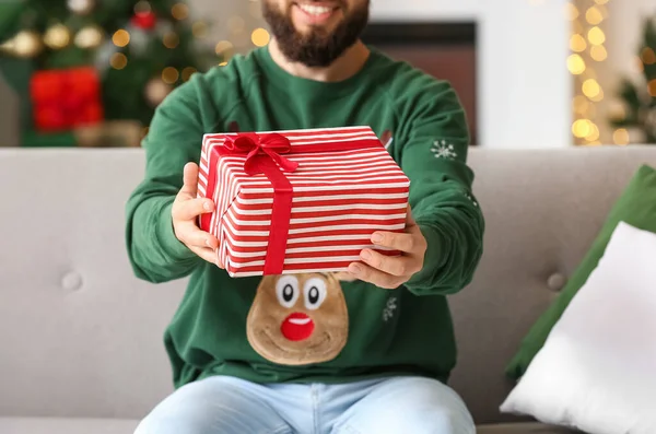 Glücklicher Mann Mit Weihnachtsgeschenk Hause — Stockfoto