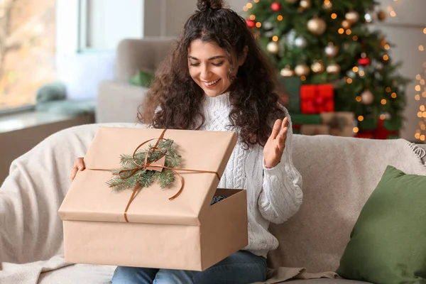 Mujer Feliz Abriendo Regalo Navidad Casa — Foto de Stock