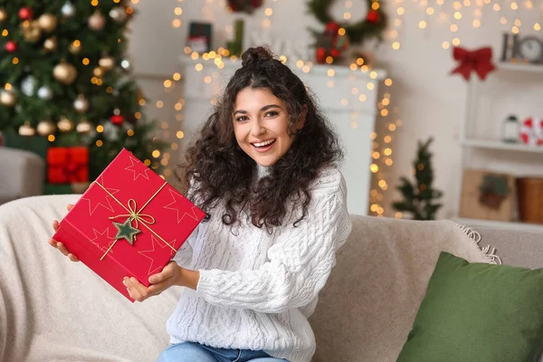 Gelukkige Vrouw Met Gift Van Kerstmis Thuis — Stockfoto