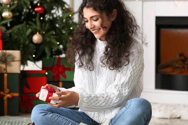Mujer Feliz Con Regalo Navidad Casa —  Fotos de Stock