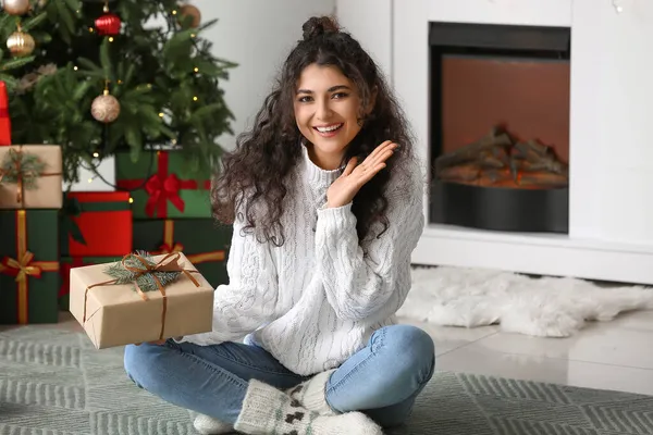 Mujer Feliz Con Regalo Navidad Casa —  Fotos de Stock