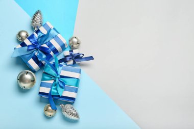 Renkli arkaplanda Noel hediyesi kutuları ve topları olan kompozisyon