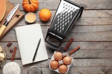 Ahşap zemin üzerinde balkabağı turtası tarifi ve malzemeleri.