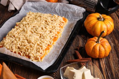 Ahşap zemin üzerinde pişmemiş kabak turtası olan fırın tabağı.