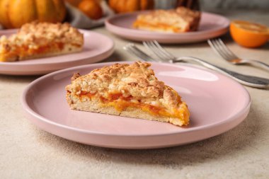 Hafif arka planda lezzetli balkabağı turtası olan tabaklar, yakın plan.