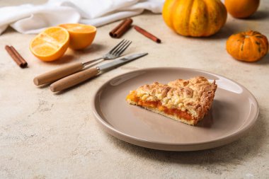 Açık arkaplanda bir parça taze kabak turtası.