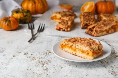 Açık arkaplanda bir parça taze kabak turtası.