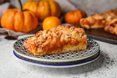 Tabakta taze kabak turtası var.