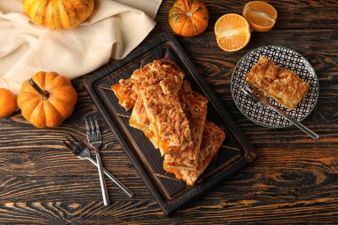 Ahşap zemin üzerinde lezzetli balkabağı turtası olan tabak ve yemek.