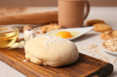 Masada ev yapımı kurabiyeler hazırlamak için taze mangır ile ahşap tahta.