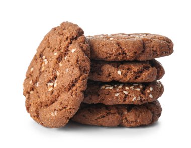 Beyaz arka planda susamlı bir yığın lezzetli çikolatalı kurabiye.