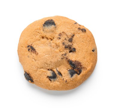 Beyaz arka planda çikolata parçalı nefis ev yapımı kurabiye.